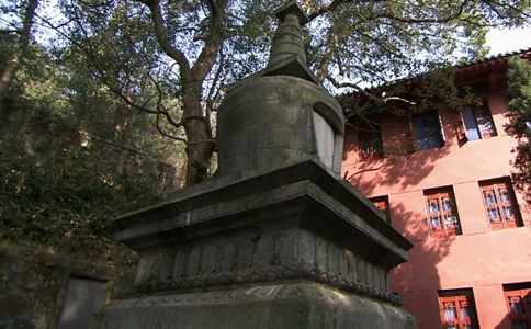 了最早的修行仪轨的佛学宗师,独自一人趺坐在曾经盛极一时的檀溪寺